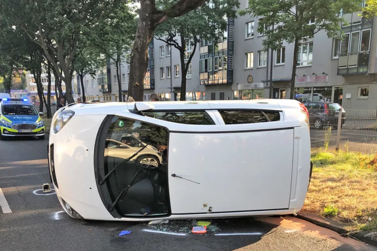 Köln – Nach Kollision mit Taxi – zwei Verletzte aus Kleinwagen befreit