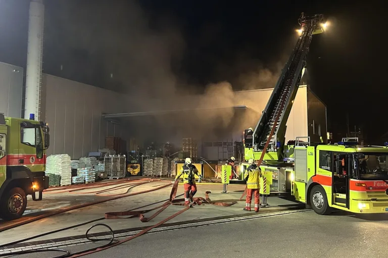 Hüntwangen ZH – Mehrere hunderttausend Franken Sachschaden nach Brand