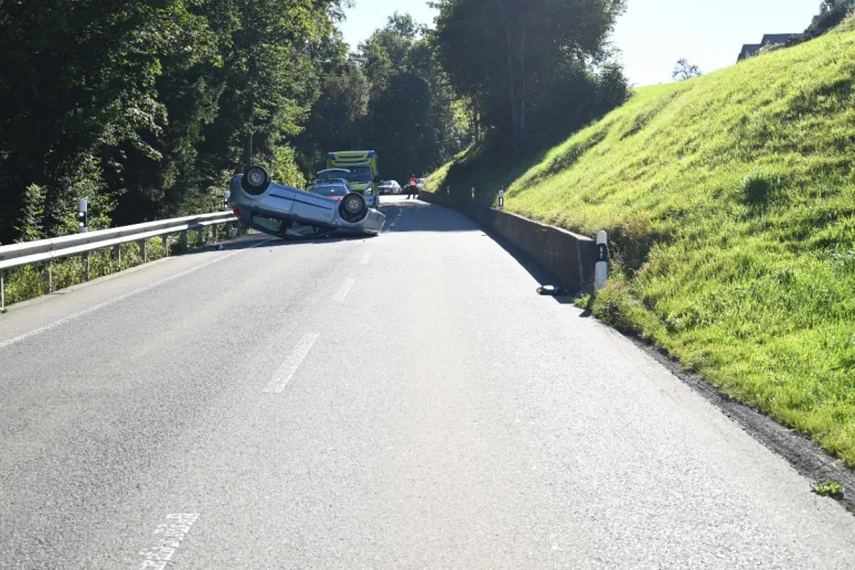 Degersheim SG - Auto landet auf Dach - Lenkerin verletzt sich leicht