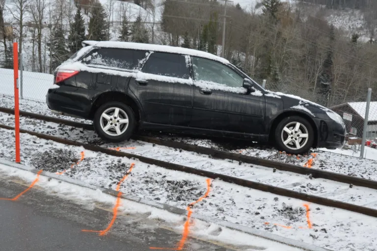 Speicher AR – Personenwagen rutscht auf Bahntrasse
