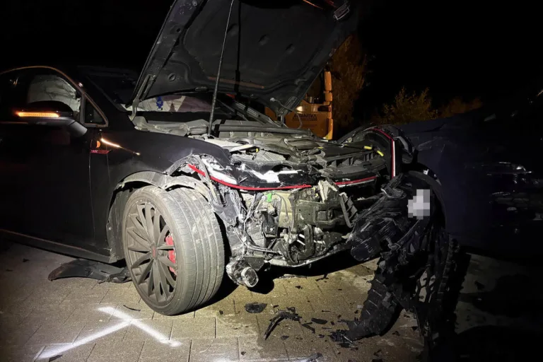 Unfall in Wittenbach SG – Fahrunfähig gegen mehrere Ausstellungsfahrzeuge gekracht