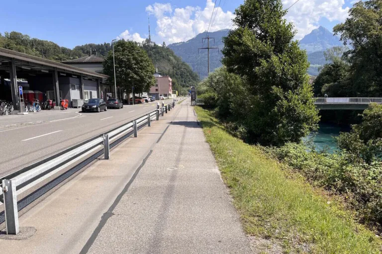 Ziegelbrücke SG - E-Bikerin stürzt bei Unfall