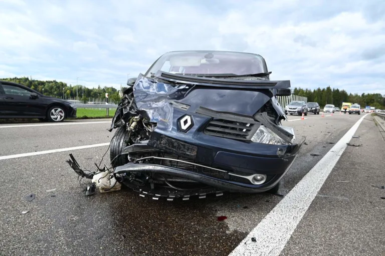 Henau SG /A1 - Auffahrkollision zwischen zwei Autos - Totalschaden