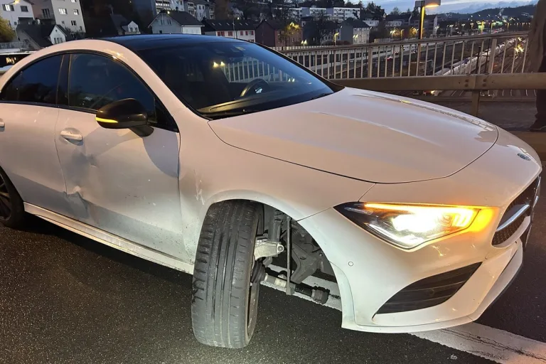 Stadt Schaffhausen - Autofahrer verunfallt mit Sommerreifen auf vereister Fulachbrücke