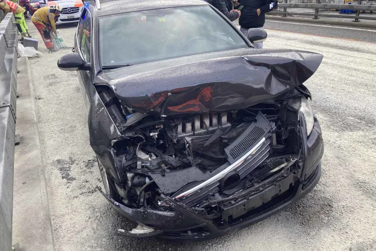 Filzbach GL - Unfall auf der A3 führt zu Stau