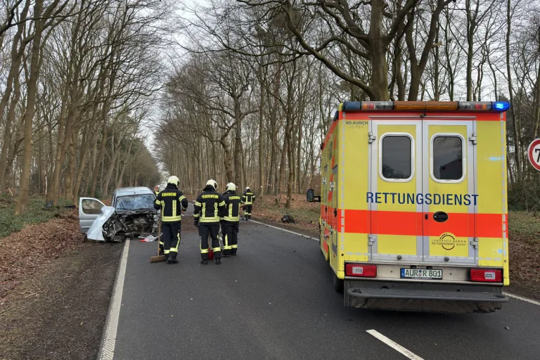 Aurich – Motorblock bei Unfall aus Fahrzeug gerissen