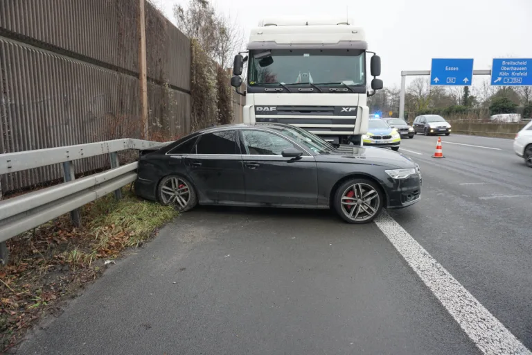 A52 Ratingen – Person eingeklemmt bei Unfall