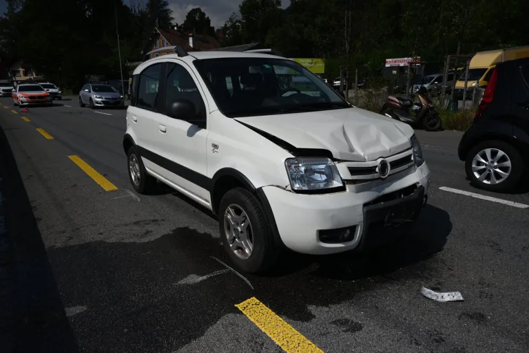 Au SG - Auffahrunfall auf der Hauptstrasse