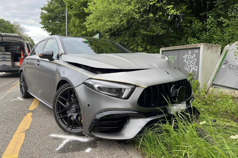 St.Gallen - Auto gerät bei Unfall auf Trottoir