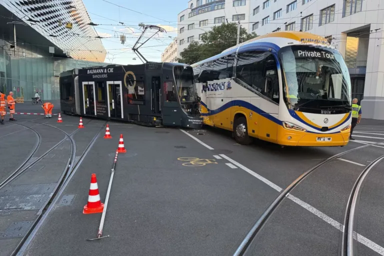 Basel – Tram nach Unfall mit Reisecar entgleist