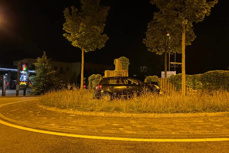 Münchenstein BL – Personenwagen verursacht Selbstunfall und wird stark beschädigt