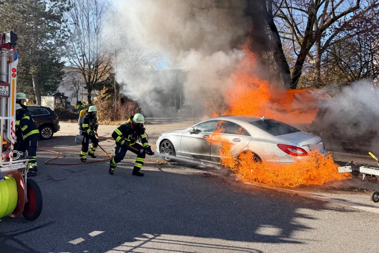 München BY – Kehrmaschine und Auto in Brand