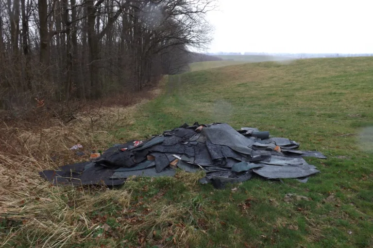 Mühlen Eichsen - Schweinehunde entsorgen alte Dachpappe am Waldrand - Wer kann Hinweise geben?