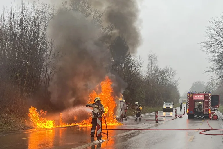 Münchenstein BL – Brand eines Lieferwagens erfordert Feuerwehreinsatz