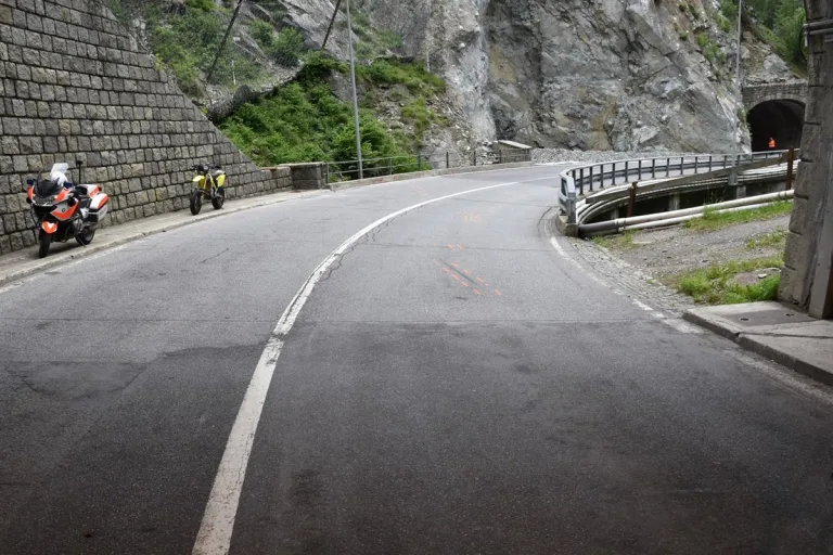 Curaglia GR - Oberschenkelbruch bei Selbstunfall am Lukmanierpass