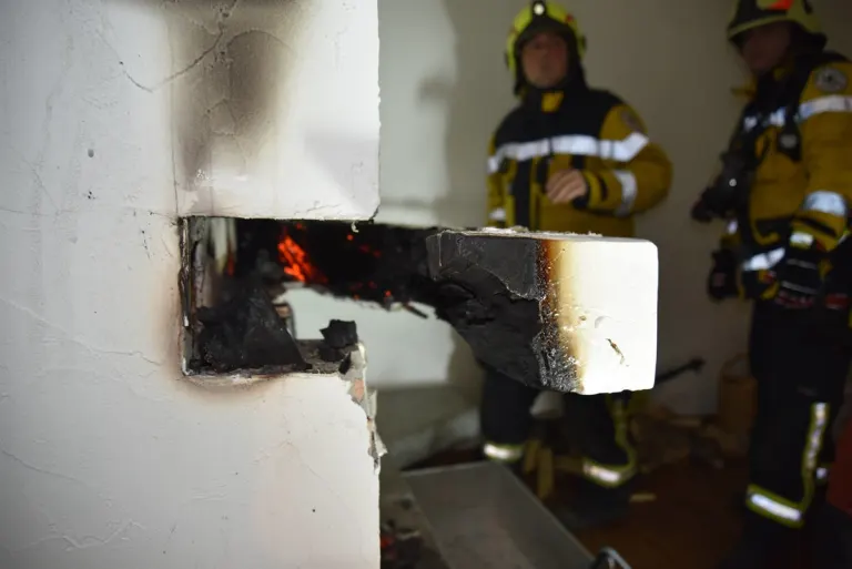 Malans GR – Feuerwehreinsatz wegen brennendem Balken beim Cheminée