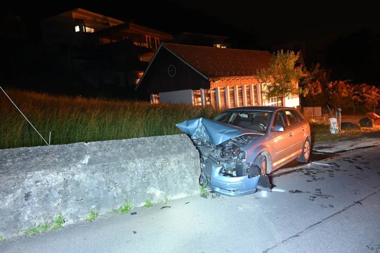 Unfall heute in Buchs SG - Fahrunfähig gegen eine Mauer gefahren