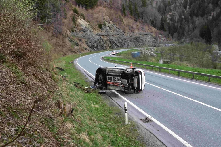 Fideris GR - Auto überschlägt sich bei Unfall