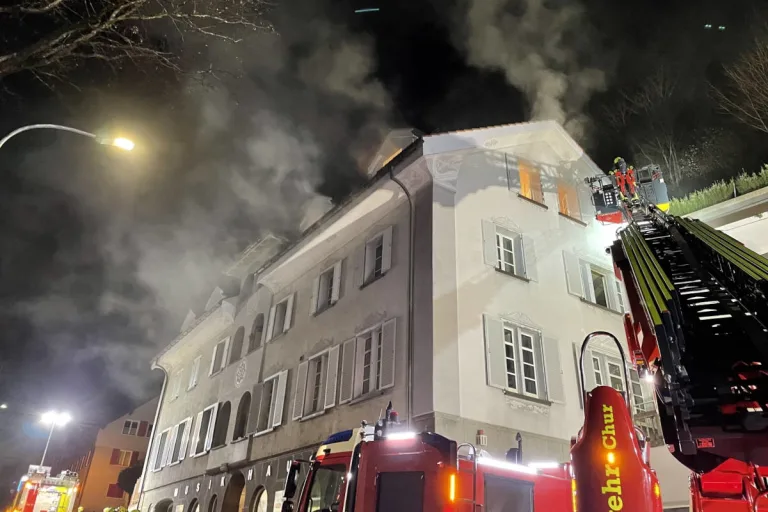 Chur GR – Herd entfacht Brand in Mehrfamilienhaus – 10 Personen evakuiert