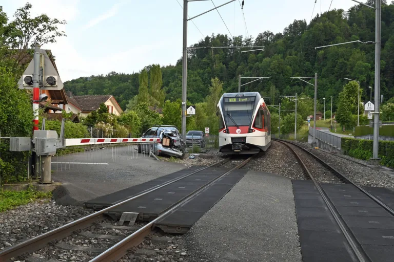 Horw LU - Auto von Zug gerammt 