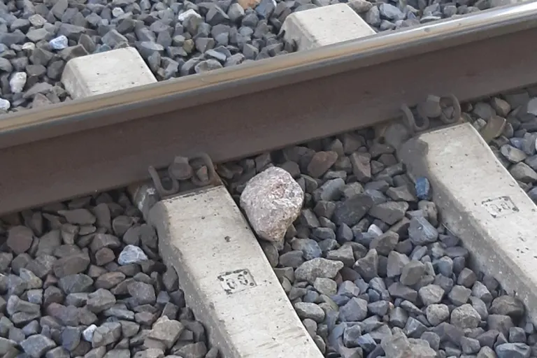 Waren/Müritz MV – Polizei sucht Zeugen nach Steinwürfen auf Bahngleise