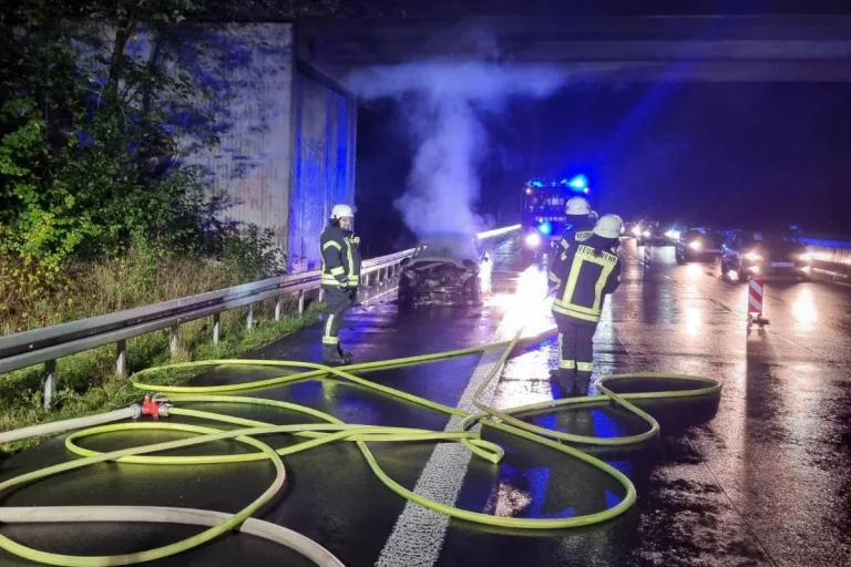 A57 Sonsbeck – PKW-Brand auf der Autobahn