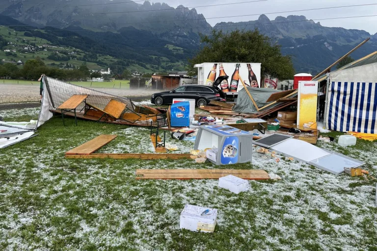 Grabs SG - Starkes Gewitter wütet über Festgelände und verletzt fünf Personen 
