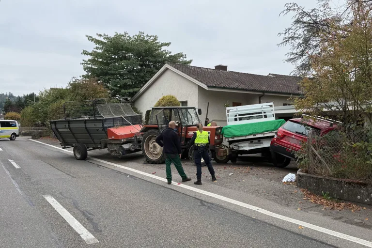 Unfall in Lenzburg AG – Traktor prallt gegen Autos
