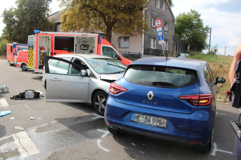 Velbert – Zusammenstoß im Kreuzungsbereich fordert vier Verletzte