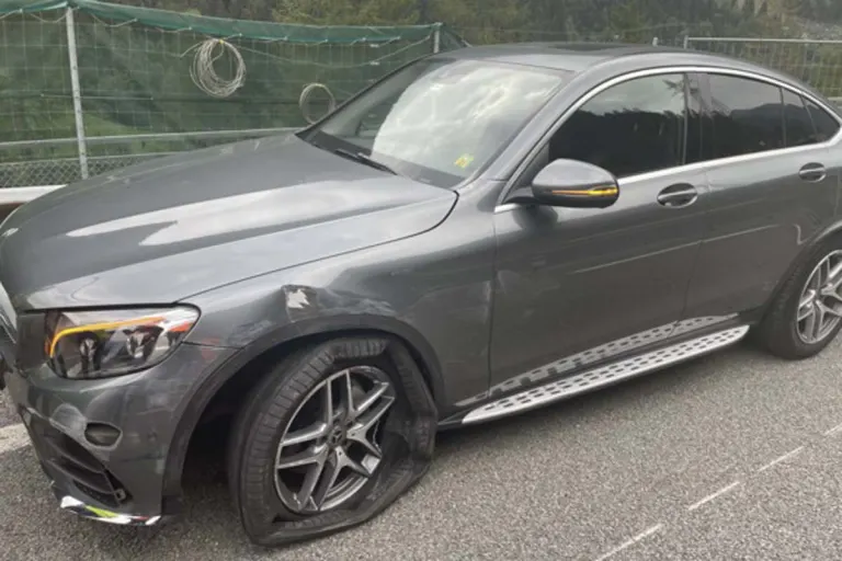 Göschenen UR - Mercedes kracht gegen Mittelleitplanke