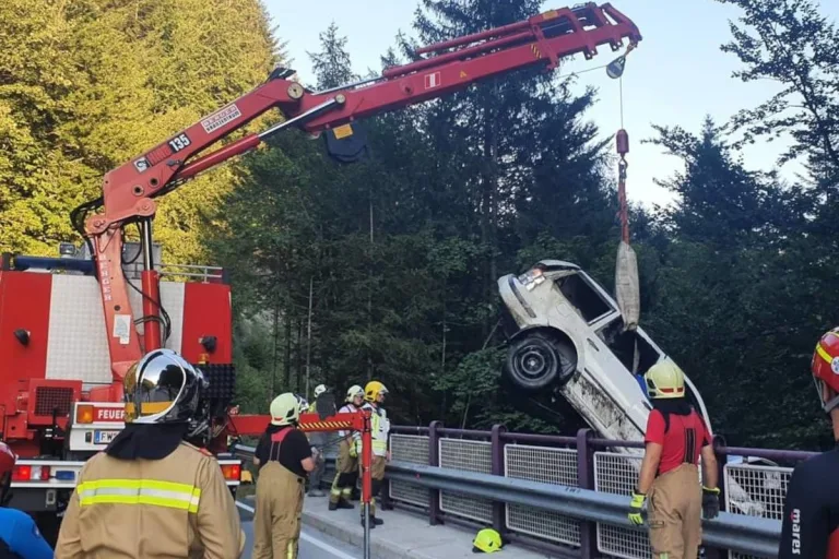 Krispl – Fahrzeugabsturz aufgrund eines Sekundenschlafes 