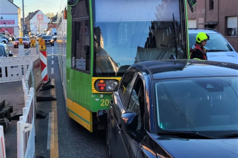 Oberhausen – Unfall zwischen Straßenbahn und Autos