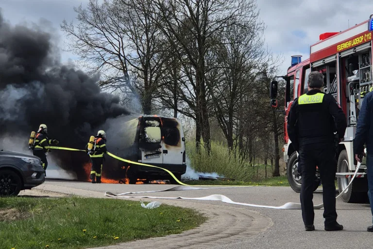 Jork – Transporter brennt vollständig aus