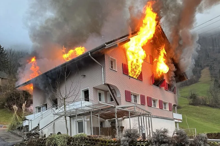 Brunnen SZ – Mehrfamilienhaus durch Feuer zerstört 