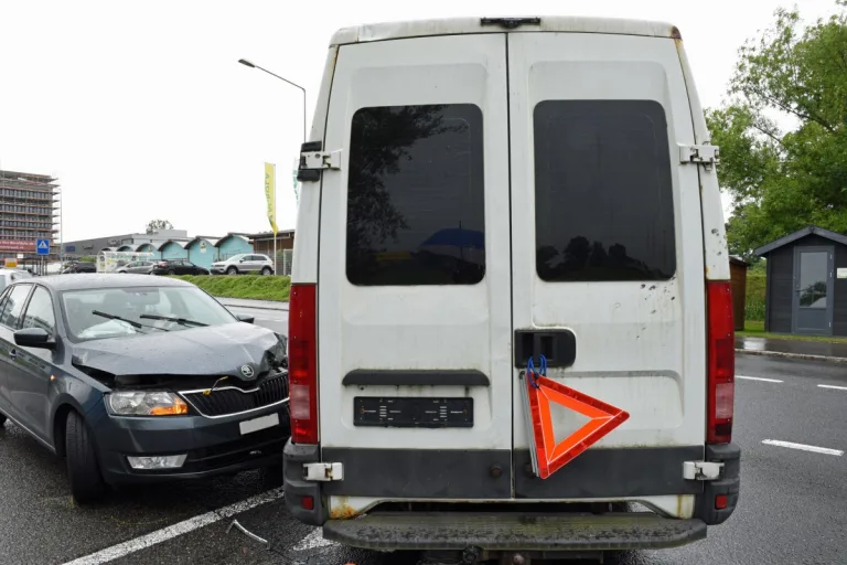 Rothenburg LU - Auto prallt in abgeschleppten Lieferwagen