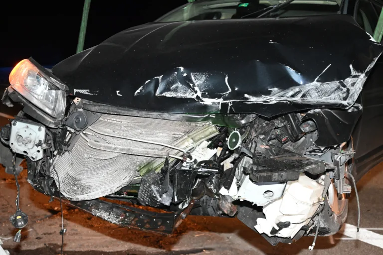 Rheineck SG/A1 - Frontal mit Mittelleitplanke kollidiert