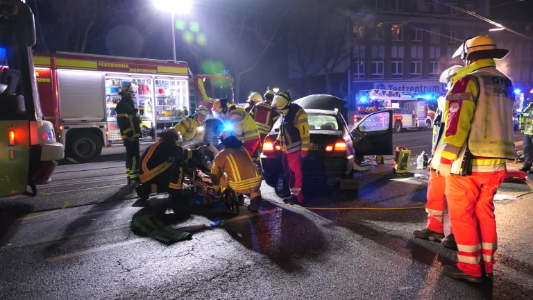 Dortmund – PKW kollidiert mit Stadtbahn – Fahrer des PKW musste aufwändig gerettet werden