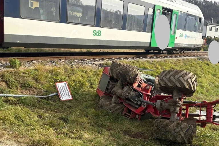 Übelbach ST – Unfall an Bahnkreuzung - Zug erfasst Heulader