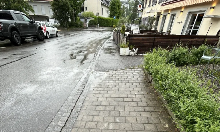Wettingen AG – BMW-Lenker rammt bei Unfall Restaurant-Terrasse