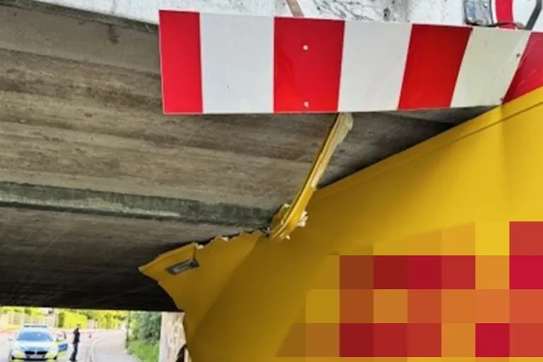 Obermenzing BY - Mit Lieferwagen in einer Bahn-Unterführung stecken geblieben