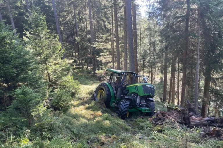 Brienz/Brinzauls GR – Traktor überschlägt sich bei Unfall 