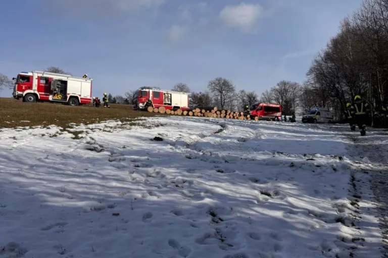 Schwerer Arbeitsunfall in Saxen – Mann unter Traktor eingeklemmt