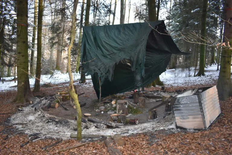 Oberkirch LU - Unbekannte zünden Waldsofa an