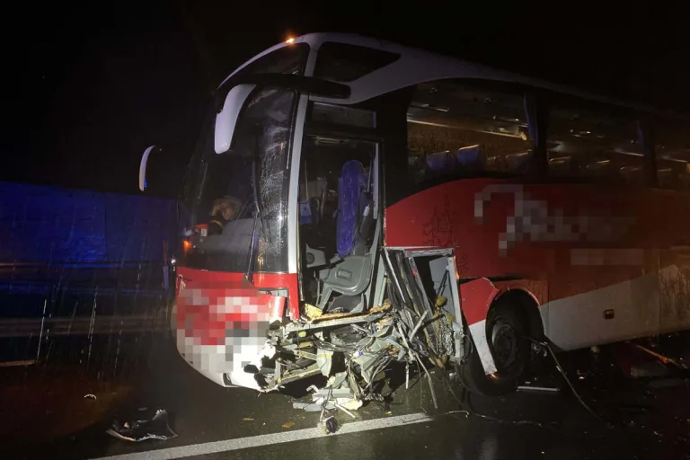 A3 Effingen AG – Heftige Kollision mit Reisecar auf der Autobahn fordert Verletzte