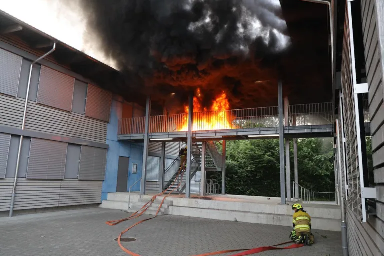 Stadt Zug – Flammen und Rauch bei Schulpavillons