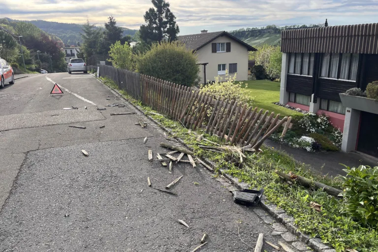 Selbstunfall in Rheineck SG – Frau kollidiert fahrunfähig mit Zaun