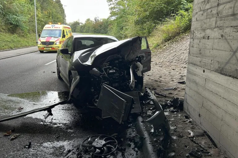 Buchs AG - Heftig gegen eine Betonwand geprallt