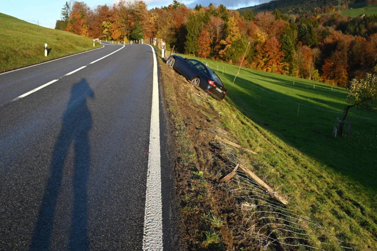 Ricken SG – Mann fährt mit Auto Böschung hinunter