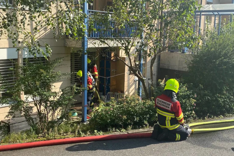 Menzingen ZG –  Flammen und Rauch in einem Mehrfamilienhaus