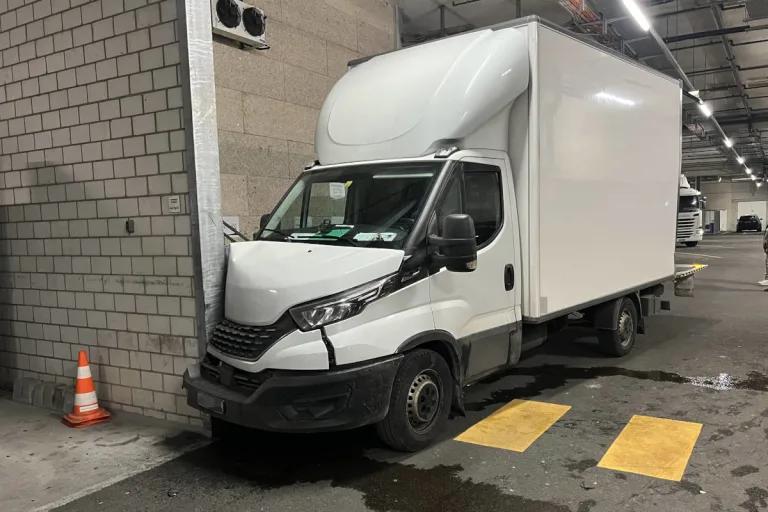 Stadt St. Gallen – Lieferwagen fährt in Wand
